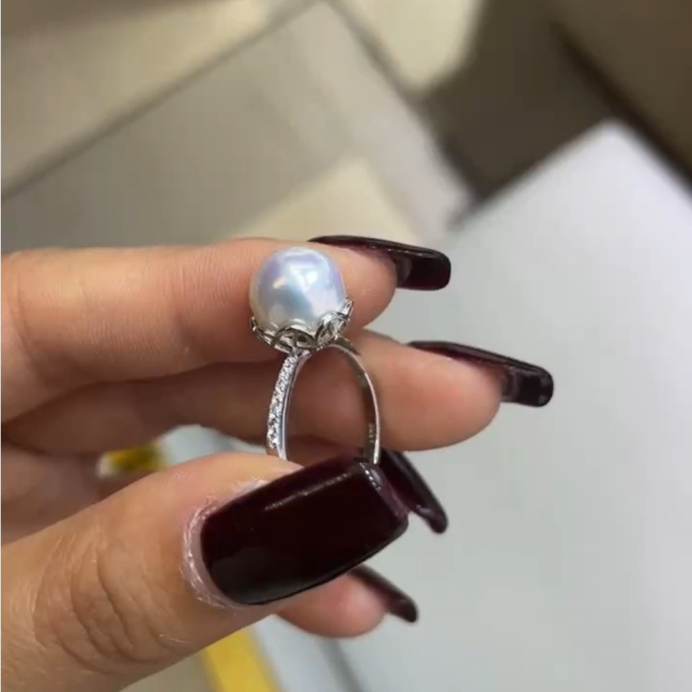 Watch video-Minimalist Silver and White Edison Pearl Ring with Elegant Design - Picture 1 of 2